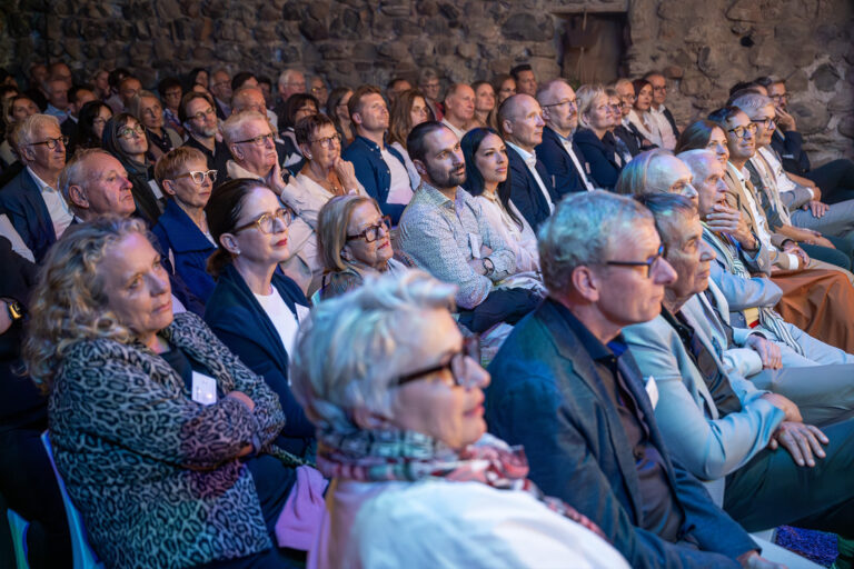 SchlossfestspieleHagenwil_Saison2025_Website_BilderPremiere39Stufen8_20250807_LGu